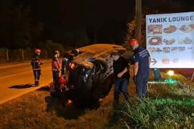 SAKARYA'DA TURİSTLERİ GEZDİREN MİNİBÜS KANALA DEVRİLDİ: 1 YARALI