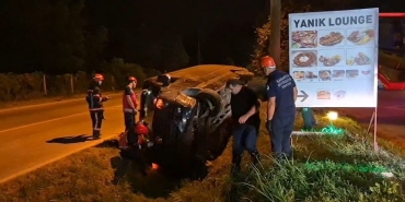 SAKARYA'DA TURİSTLERİ GEZDİREN MİNİBÜS KANALA DEVRİLDİ: 1 YARALI