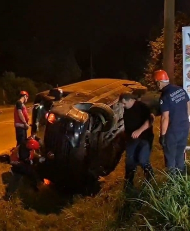 SAKARYA'DA TURİSTLERİ GEZDİREN MİNİBÜS KANALA DEVRİLDİ: 1 YARALI