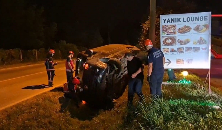SAKARYA'DA TURİSTLERİ GEZDİREN MİNİBÜS KANALA DEVRİLDİ: 1 YARALI