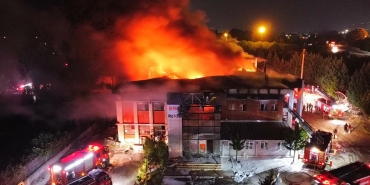 SAKARYA'DAKİ FABRİKA YANGINI HAVADAN GÖRÜNTÜLENDİ GECEYİ AYDINLATAN ALEVLER ŞEHRİN BİRÇOK NOKTASINDAN GÖRÜLDÜ İTFAİYENİN YANGINA MÜDAHALESİ SÜRÜYOR