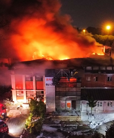 SAKARYA'DAKİ FABRİKA YANGINI HAVADAN GÖRÜNTÜLENDİ GECEYİ AYDINLATAN ALEVLER ŞEHRİN BİRÇOK NOKTASINDAN GÖRÜLDÜ İTFAİYENİN YANGINA MÜDAHALESİ SÜRÜYOR
