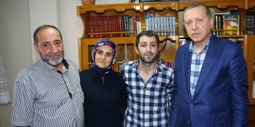 15 TEMMUZ'DA ÖLÜMDEN DÖNEN GAZİ MUSTAFA ARAS YAŞADIĞI DEHŞETİ ANLATTI VÜCUDUNA İKİ KURŞUN İSABET EDEN ARAS, YAŞADIKLARINI HATIRA DEFTERİNDE SAKLIYOR GAZİ ARAS: "MAKİNELİ SİLAHI ALIP AYAĞA KALKMAYA ÇALIŞTIM, TANK HAREKET EDİYORDU. KARIN BÖLGEMDEN SICAKLIK HİSSETTİM TİŞÖRTÜMÜ KALDIRDIM, İKİ TANE MERMİ GİRMİŞ KANLAR SÜZÜLÜYORDU"