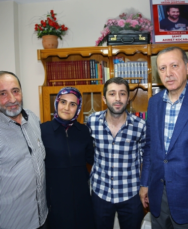 15 TEMMUZ'DA ÖLÜMDEN DÖNEN GAZİ MUSTAFA ARAS YAŞADIĞI DEHŞETİ ANLATTI VÜCUDUNA İKİ KURŞUN İSABET EDEN ARAS, YAŞADIKLARINI HATIRA DEFTERİNDE SAKLIYOR GAZİ ARAS: "MAKİNELİ SİLAHI ALIP AYAĞA KALKMAYA ÇALIŞTIM, TANK HAREKET EDİYORDU. KARIN BÖLGEMDEN SICAKLIK HİSSETTİM TİŞÖRTÜMÜ KALDIRDIM, İKİ TANE MERMİ GİRMİŞ KANLAR SÜZÜLÜYORDU"
