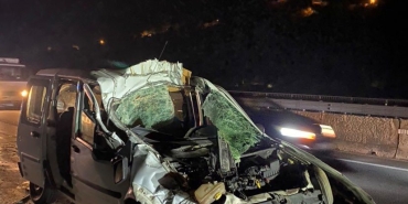 D-650'DE TIRA ÇARPAN HAFİF TİCARİ ARAÇ HURDAYA DÖNDÜ: 1 AĞIR YARALI