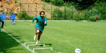 SAKARYASPOR, YENİ SEZON HAZIRLIKLARINI KARTEPE KAMPINDA SÜRDÜRÜYOR YÖNETİMİN KAMP ZİYARETİ TAKIMA MORAL OLDU KULÜP BAŞKANI GÖKHAN İN: "YÖNETİM OLARAK HER ZAMAN YANINIZDAYIZ VE SİZE OLAN DESTEĞİMİZ TAMDIR"