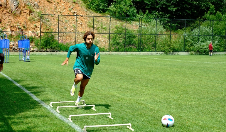 SAKARYASPOR, YENİ SEZON HAZIRLIKLARINI KARTEPE KAMPINDA SÜRDÜRÜYOR YÖNETİMİN KAMP ZİYARETİ TAKIMA MORAL OLDU KULÜP BAŞKANI GÖKHAN İN: "YÖNETİM OLARAK HER ZAMAN YANINIZDAYIZ VE SİZE OLAN DESTEĞİMİZ TAMDIR"