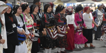 BU FESTİVALDE YÜZLERCE KİŞİ KOL KOLA GİRİP HORON OYNADI
