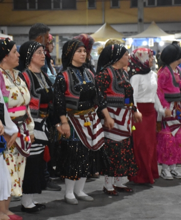 BU FESTİVALDE YÜZLERCE KİŞİ KOL KOLA GİRİP HORON OYNADI