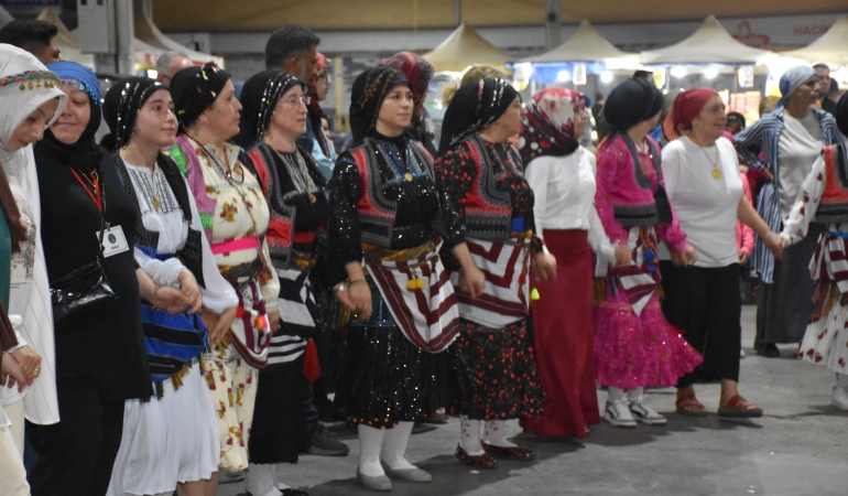 BU FESTİVALDE YÜZLERCE KİŞİ KOL KOLA GİRİP HORON OYNADI