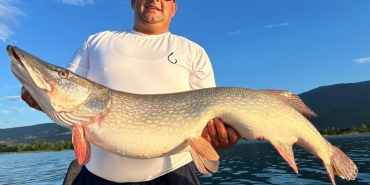 10 KİLOLUK TURNA BALIĞINI GÖRÜNCE TEPKİSİ GÜLDÜRDÜ: "BENİM BAHÇEMDEKİ KUZULARDAN BÜYÜK"