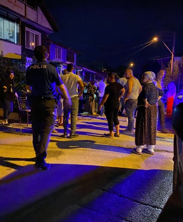 DÜĞÜNDE SATIRLI, BIÇAKLI VE SOPALI KAVGA: 4 YARALI