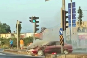 D-100'DE OTOMOBİL ALEV ALDI, YOLU DUMAN KAPLADI
