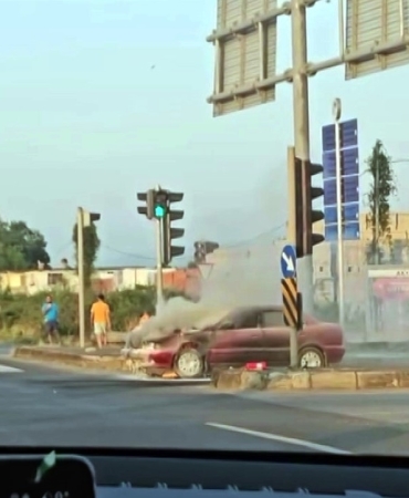 D-100'DE OTOMOBİL ALEV ALDI, YOLU DUMAN KAPLADI