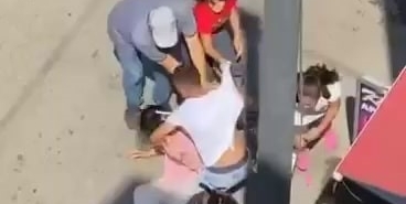 ESKİ EŞİ TARAFINDAN SOKAK ORTASINDA DARP EDİLDİ, ÇOCUKLAR ANNELERİNE SİPER OLDU SOKAK ORTASINDA SALDIRDIĞI YETMEDİ, ÇOCUKLARIN ÖNÜNDE ANNELERİNE ÖLÜM TEHDİTLERİ SAVURDU