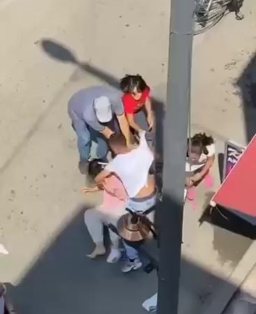 ESKİ EŞİ TARAFINDAN SOKAK ORTASINDA DARP EDİLDİ, ÇOCUKLAR ANNELERİNE SİPER OLDU SOKAK ORTASINDA SALDIRDIĞI YETMEDİ, ÇOCUKLARIN ÖNÜNDE ANNELERİNE ÖLÜM TEHDİTLERİ SAVURDU