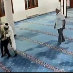 İMAM CAMİDE KENDİNE BIÇAKLA ZARAR VERMEYE ÇALIŞAN ŞAHSA ENGEL OLDU