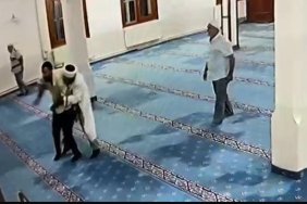 İMAM CAMİDE KENDİNE BIÇAKLA ZARAR VERMEYE ÇALIŞAN ŞAHSA ENGEL OLDU