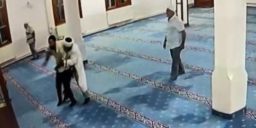 İMAM CAMİDE KENDİNE BIÇAKLA ZARAR VERMEYE ÇALIŞAN ŞAHSA ENGEL OLDU