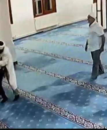 İMAM CAMİDE KENDİNE BIÇAKLA ZARAR VERMEYE ÇALIŞAN ŞAHSA ENGEL OLDU