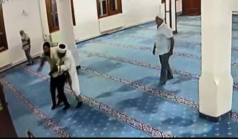 İMAM CAMİDE KENDİNE BIÇAKLA ZARAR VERMEYE ÇALIŞAN ŞAHSA ENGEL OLDU