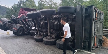 D-650'DE TIR DEVRİLDİ: UZUN ARAÇ KUYRUKLARI OLUŞTU