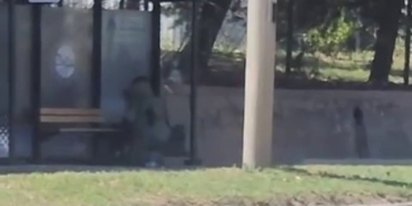 DURAKTA UNUTULAN ÇANTA EKİPLERİ HAREKETE GEÇİRDİ