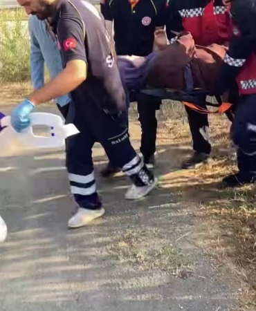 KONTROLDEN ÇIKAN OTOMOBİL, BOŞ ARAZİYE DEVRİLDİ: 1 YARALI