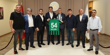sakaryaspor-dan-mutlu-isiksu-ya-ziyaret_a0f2d