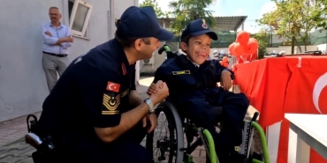 HAYALİNİ KURDUĞU ASKERLİK GÖREVİNİ YERİNE GETİRDİ 14 YAŞINDAKİ ÖZEL GEREKSİNİMLİ ÇOCUĞUN MUTLULUĞU GÖZLERİNDEN OKUNDU