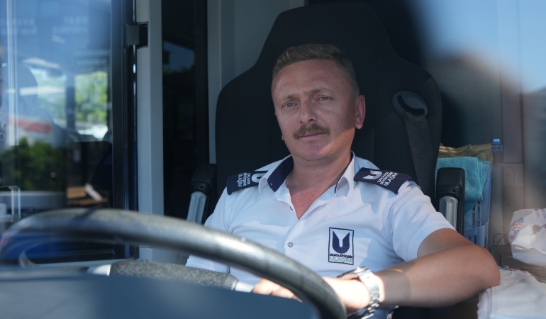 OTOBÜSTE FENALAŞAN YOLCU İÇİN GÜZERGAHINI DEĞİŞTİREN ŞOFÖR O ANLARI ANLATTI BÜYÜKŞEHİR BELEDİYESİ ŞOFÖRÜ ERHAN KAŞ: "TAŞIDIĞIMIZ YOLCULARIN CAN GÜVENLİĞİ BİZİM İÇİN ÇOK ÖNEMLİ"