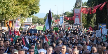 SAKARYA'DA BİNLER GAZZE VE İSMAİL HANİYE İÇİN YÜRÜDÜ