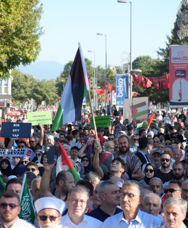 SAKARYA'DA BİNLER GAZZE VE İSMAİL HANİYE İÇİN YÜRÜDÜ