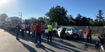 SAKARYA'DA MİNİBÜS İLE OTOMOBİL KAFA KAFAYA ÇARPIŞTI: 5 YARALI