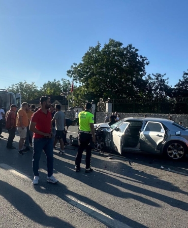 SAKARYA'DA MİNİBÜS İLE OTOMOBİL KAFA KAFAYA ÇARPIŞTI: 5 YARALI