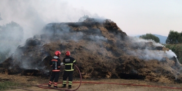 ÇOCUKLARIN KİBRİTLE OYUNU YANGINA SEBEP OLDU: 990 BALYA SAMAN KÜL OLDU