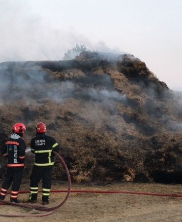 ÇOCUKLARIN KİBRİTLE OYUNU YANGINA SEBEP OLDU: 990 BALYA SAMAN KÜL OLDU