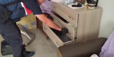 UZUN NAMLULU MAKİNELİ TÜFEĞİ SATMAYA ÇALIŞIRKEN YAKALANDI