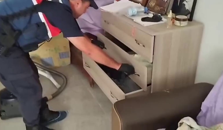 UZUN NAMLULU MAKİNELİ TÜFEĞİ SATMAYA ÇALIŞIRKEN YAKALANDI