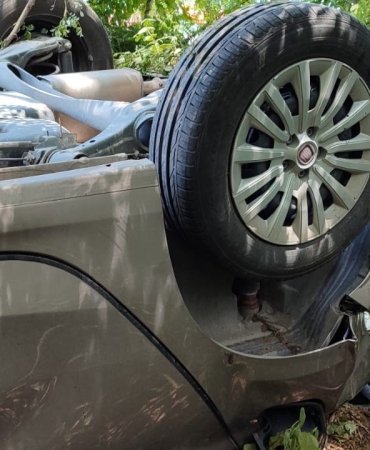ANADOLU OTOYOLU'NDA HAFİF TİCARİ ARAÇ İLE OTOMOBİL ÇARPIŞTI: 6 YARALI
