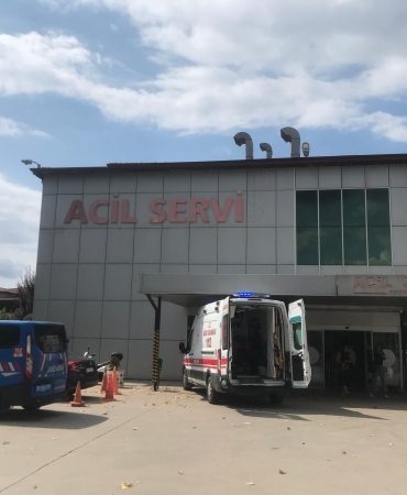 GELİN GÖRÜMCE TARTIŞMASI HASTANEDE SON BULDU: GÖRÜMCESİ TARAFINDAN YÜZÜNE KAYNAR SU DÖKÜLEN KADIN YARALANDI