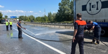 D-140'A DÖKÜLEN ASİT PANİĞE YOL AÇTI: YOL TRAFİĞE KAPATILDI, BÖLGEYE AFAD EKİPLERİ SEVK EDİLDİ