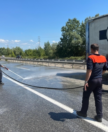 D-140'A DÖKÜLEN ASİT PANİĞE YOL AÇTI: YOL TRAFİĞE KAPATILDI, BÖLGEYE AFAD EKİPLERİ SEVK EDİLDİ