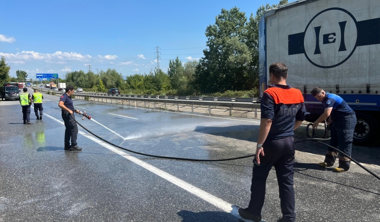 D-140'A DÖKÜLEN ASİT PANİĞE YOL AÇTI: YOL TRAFİĞE KAPATILDI, BÖLGEYE AFAD EKİPLERİ SEVK EDİLDİ