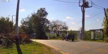 KONTROLDEN ÇIKAN PAT PAT AĞAÇLIK ALANA GİRDİ: 3 YARALI