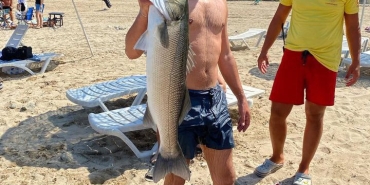 YÜZMEK İÇİN GİRDİĞİ DENİZDE ELİYLE 6 KİLOLUK LEVREK YAKALADI