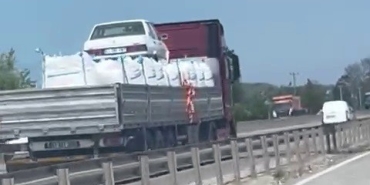 ŞAHİN MODEL OTOMOBİL BU SEFER GERÇEKTEN UÇTU D-650'DA İLGİNÇ MANZARA: ÇUVAL YÜKLÜ TIRIN ÜSTÜNDEKİ OTOMOBİLİ GÖREN HAYRETE DÜŞTÜ