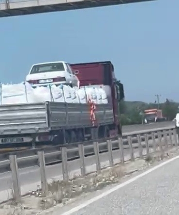 ŞAHİN MODEL OTOMOBİL BU SEFER GERÇEKTEN UÇTU D-650'DA İLGİNÇ MANZARA: ÇUVAL YÜKLÜ TIRIN ÜSTÜNDEKİ OTOMOBİLİ GÖREN HAYRETE DÜŞTÜ
