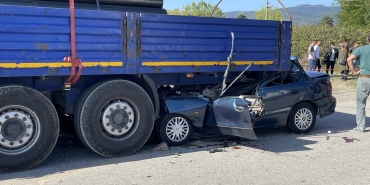 D-100'DE FECİ KAZA, TIRA OK GİBİ SAPLANDI: 1 ÖLÜ METRELERCE SÜRÜKLENEN OTOMOBİL, TIRIN DORSESİNİN ALTINA GİRDİ HURDAYA DÖNEN OTOMOBİL 23 YAŞINDAKİ GENCE MEZAR OLDU