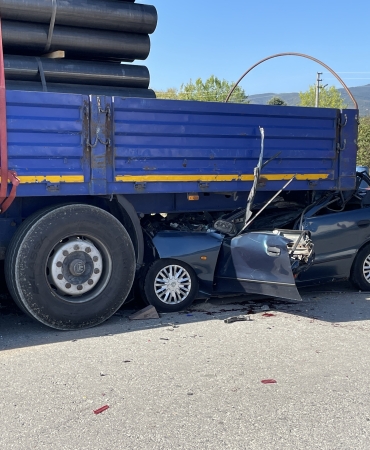 D-100'DE FECİ KAZA, TIRA OK GİBİ SAPLANDI: 1 ÖLÜ METRELERCE SÜRÜKLENEN OTOMOBİL, TIRIN DORSESİNİN ALTINA GİRDİ HURDAYA DÖNEN OTOMOBİL 23 YAŞINDAKİ GENCE MEZAR OLDU